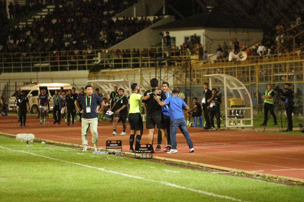 Ketegangan sempat terjadi antara ofisial Persiraja Banda Aceh dengan tim medis PSMS Medan di bangku pemain cadangan Persiraja Banda Aceh. (Dokumentasi Media Official Persiraja Banda Aceh untuk IDN Times)