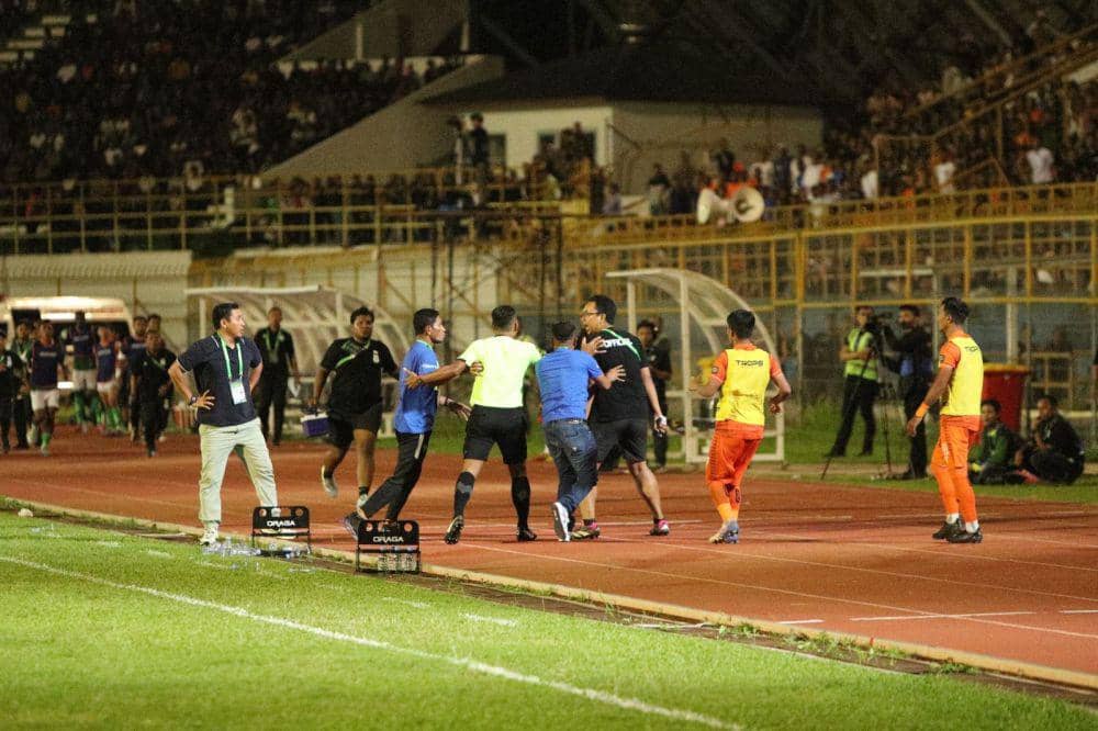 Ketegangan sempat terjadi antara ofisial Persiraja Banda Aceh dengan tim medis PSMS Medan di bangku pemain cadangan Persiraja Banda Aceh. (Dokumentasi Media Official Persiraja Banda Aceh untuk IDN Times)