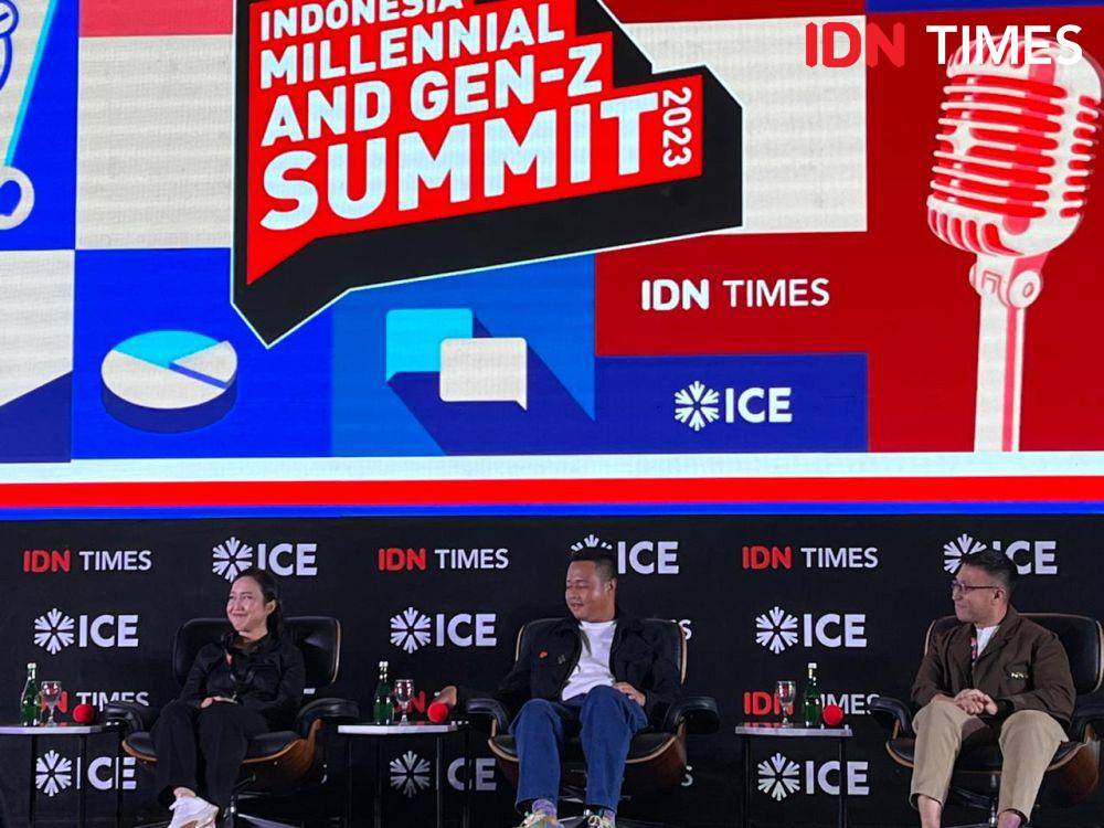 Beyond the Spotlight: The Unseen Embrace Post-Performance di IMGS 2023 pada Jumat (24/11/2023) di Senayan Park. (IDN Times/Nisa Zarawaki)