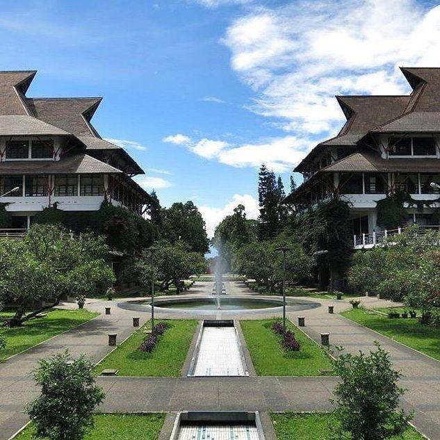foto gedung institut tekonolog bandung(instragam.com/vagabond_sbs)
