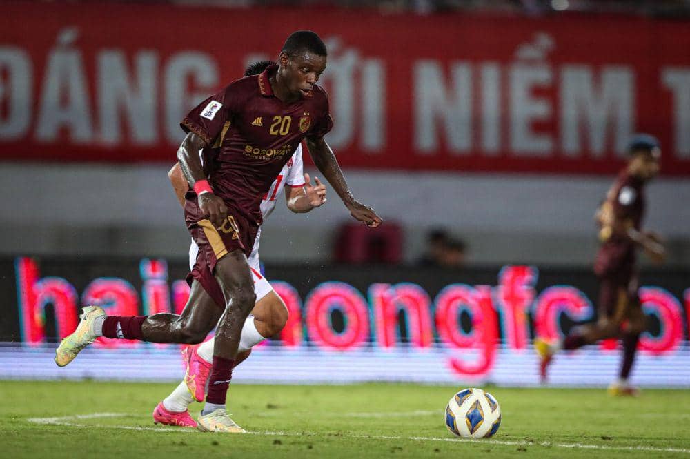 Aksi striker PSM Makassar, Adilson da Silva, dalam pertandingan matchday pertama Grup H AFC Cup 2023-24 melawan Hai Phong FC di Lach Tray Stadium, Hai Phong, Vietnam, Kamis 21 September 2023. (Asian Football Confederation (AFC))