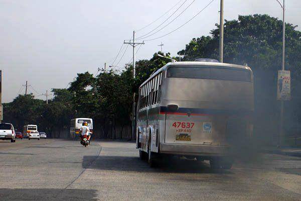 ilustrasi bus yang mengeluarkan asap hitam (flickr.com/Renan Sityar)