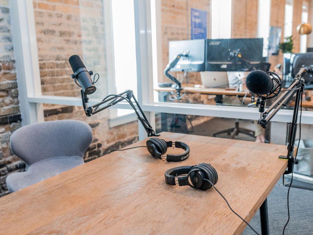 Podcast Komedi Jadi Favorit Millennial, Butuh Hiburan!