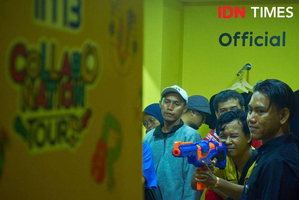 Pengunjung bermain games menembak di booth IM3 yang berada di venue konser Collabonation Tour IM3 di Brebes, Kamis (23/11/2023). (IDN Times/Dhana Kencana)