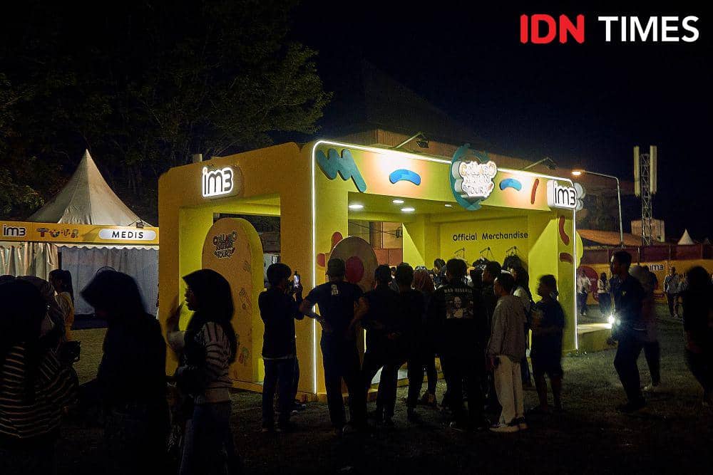 Pengunjung memadati booth IM3 di venue konser Collabonation Tour IM3 di Brebes, Kamis (23/11/2023). (IDN Times/Dhana Kencana)