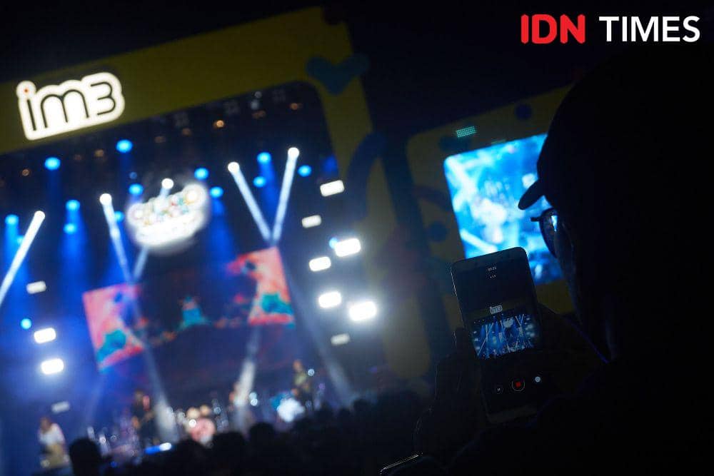 Penonton mengabadikan momen konser Collabonation Tour IM3 di Brebes, Kamis (23/11/2023). (IDN Times/Dhana Kencana)