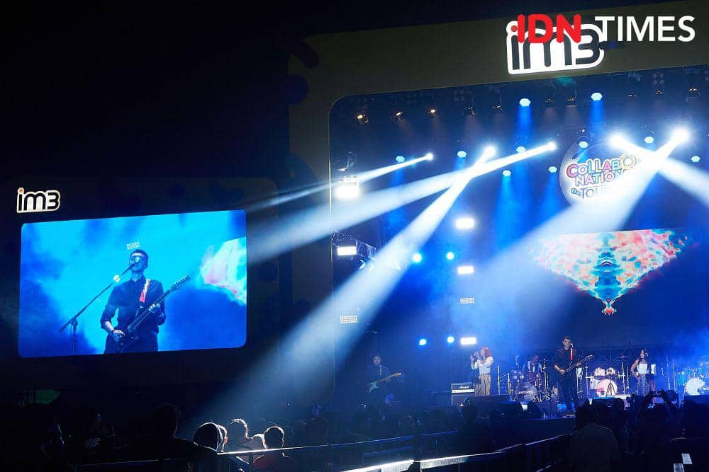 Penampilan Barasuara saat konser Collabonation Tour IM3 di Brebes, Kamis (23/11/2023). (IDN Times/Dhana Kencana)