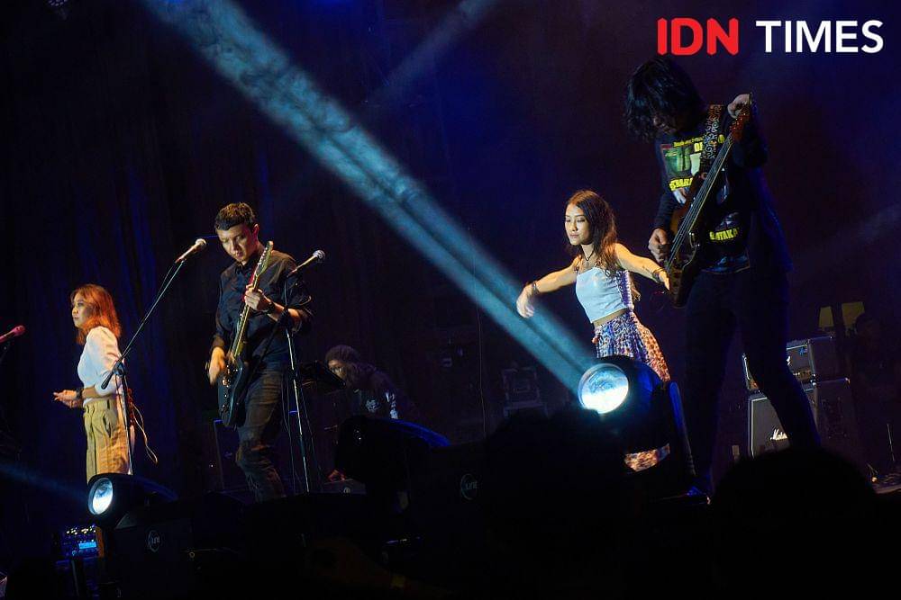 Penampilan Barasuara saat konser Collabonation Tour IM3 di Brebes, Kamis (23/11/2023). (IDN Times/Dhana Kencana)
