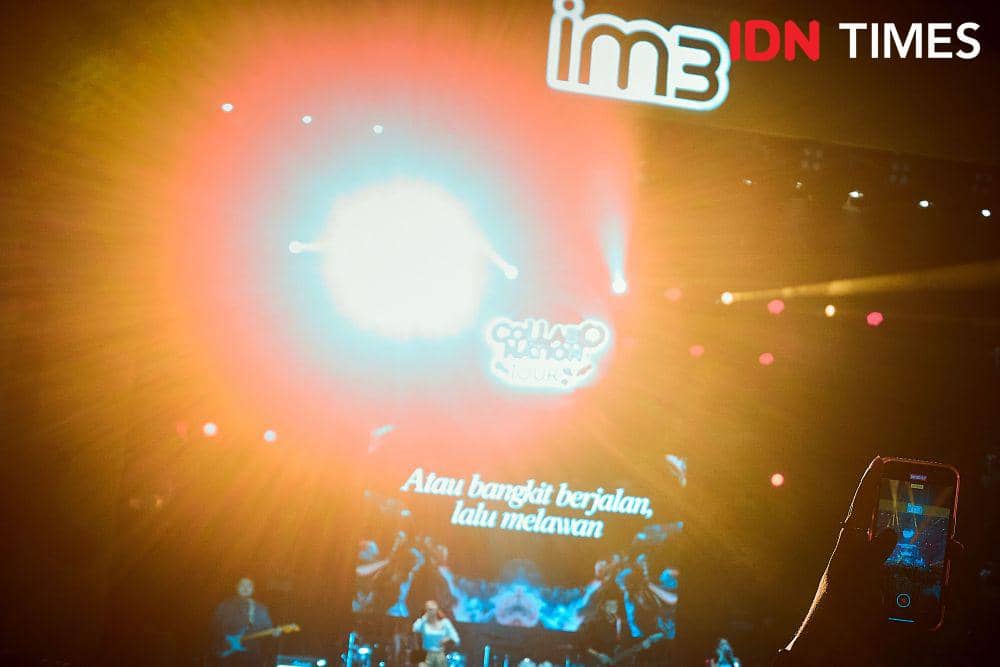 Penonton mengabadikan momen penampilan Barasuara saat konser Collabonation Tour IM3 di Brebes, Kamis (23/11/2023). (IDN Times/Dhana Kencana)