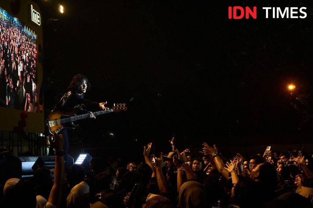 Pemain Bas Barasuara, Gerald Situmorang (kiri) berinteraksi dengan penonton saat konser Collabonation Tour IM3 di Brebes, Kamis (23/11/2023). (IDN Times/Dhana Kencana)