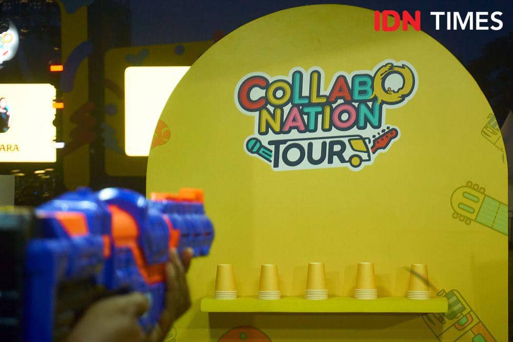 Pengunjung bermain games menembak di booth IM3 yang berada di venue konser Collabonation Tour IM3 di Brebes, Kamis (23/11/2023). (IDN Times/Dhana Kencana)