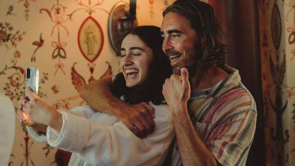Rachel Sennott dan Lee Pace dalam film Bodies Bodies Bodies. (dok. A24/Bodies Bodies Bodies)