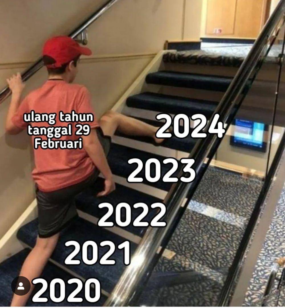 meme naik tangga (instagram.com/memekoplak.hqq)