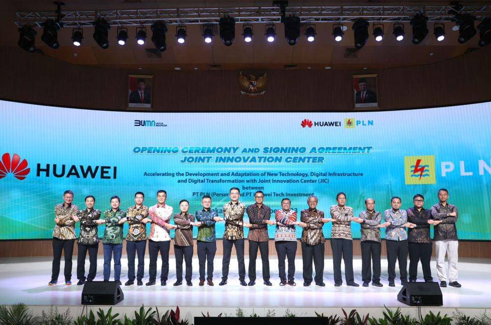 PT PLN (Persero) bersama Huawei Indonesia meresmikan kerja sama _Joint Innovation Center_ (JIC) dalam upaya percepatan pengembangan dan adaptasi teknologi baru, infrastruktur digital, serta transformasi digital guna mendukung langkah transisi energi di Indonesia. (Dok. PLN)