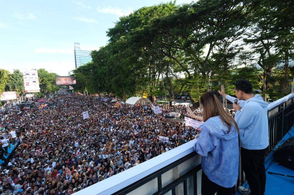 Gibran Sapa Ribuan Peserta Jalan Sehat di Makassar