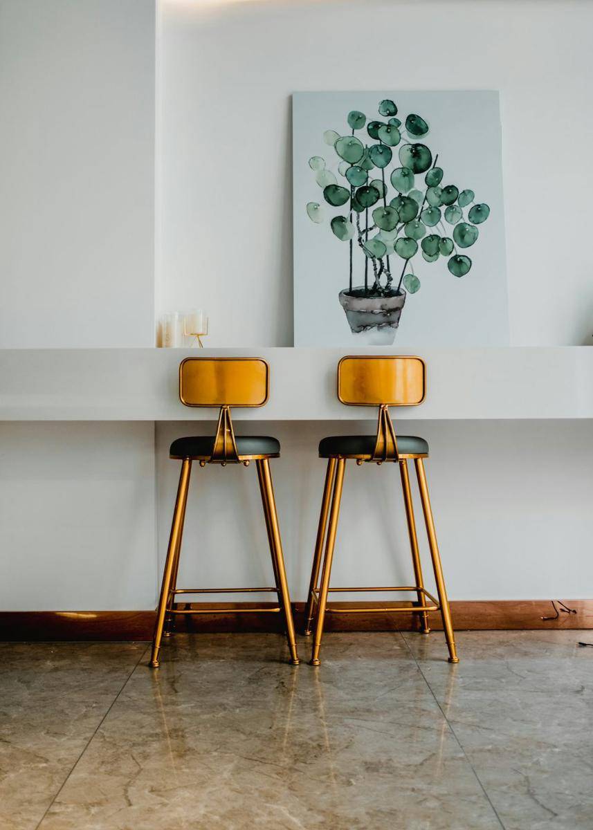 inspirasi kursi berbahan logam (unsplash.com/Kyle Nieber)