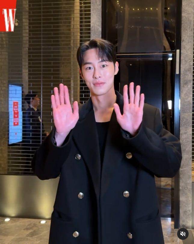 Artis Korea hadir di LOVEYOURW2023 (Instagram.com/wkorea)