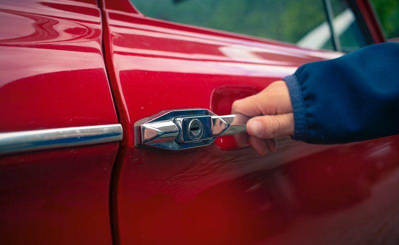 ilustrasi membuka pintu mobil yang terkunci otomatis (unsplash.com/Markus Spiske)