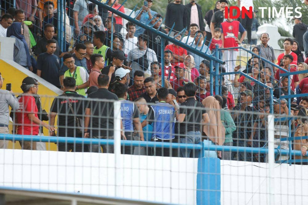 Presiden Persiraja Nazaruddin Dek Gam dikawal pihak keamanan usai laga kontra Sada Sumut di Stadion Baharoeddin Siregar Lubukpakam, Sabtu (25/11/2023) (IDN Times/Doni Hermawan)