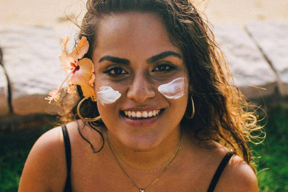 ilustrasi seorang wanita menggunakan sunscreen di wajah (pexels.com/Anna Tarazevich)