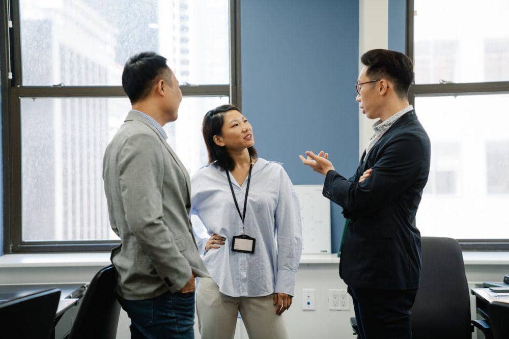 ilustrasi tiga teman (pexels.com/Felicity Tai)