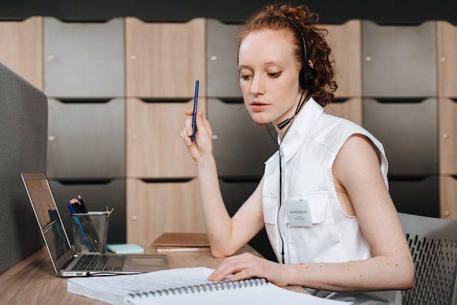 ilustrasi perempuan multitasking