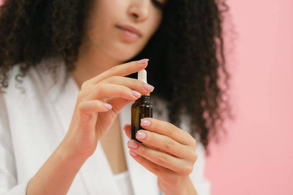 ilustrasi menggunakan serum (pexels.com/SHVETS production)