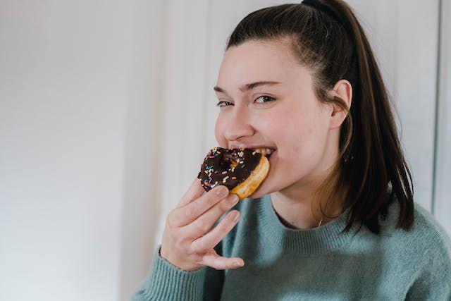 ilustrasi makan makanan manis (pexels.com/Tim Samuel)