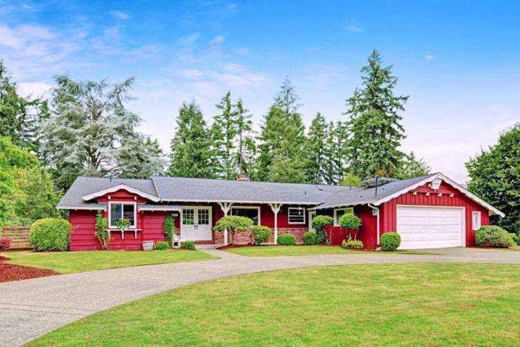 Rumah merah bergaya ranch (town-n-country-living.com)