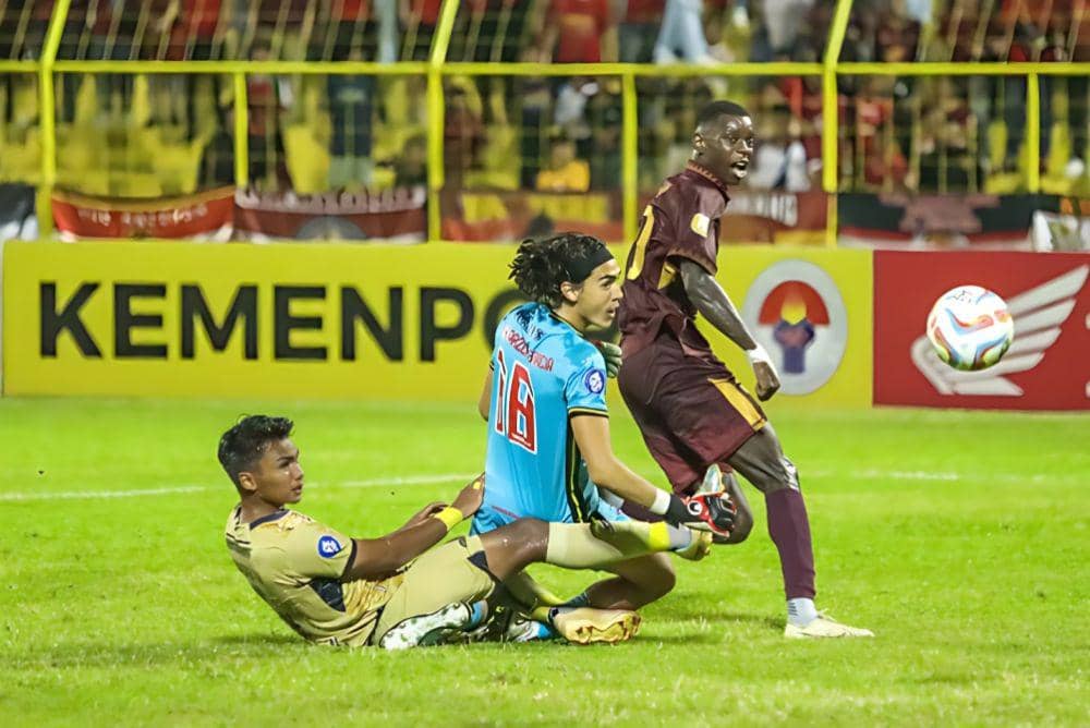 Momen saat striker PSM Makassar, Adilson da Silva, mencetak gol ke gawang Arema FC pada laga pekan ke-16 BRI Liga 1 2022-23 di Stadion Gelora B.J. Habibie Parepare, Jumat 20 Oktober 2023. (Instagram.com/psm_makassar)