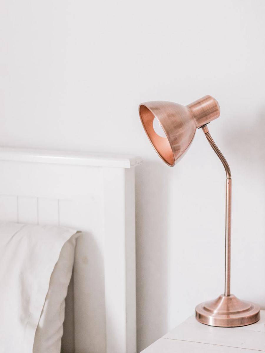 inspirasi lampu meja berbahan logam (unsplash.com/Sincerely Media)