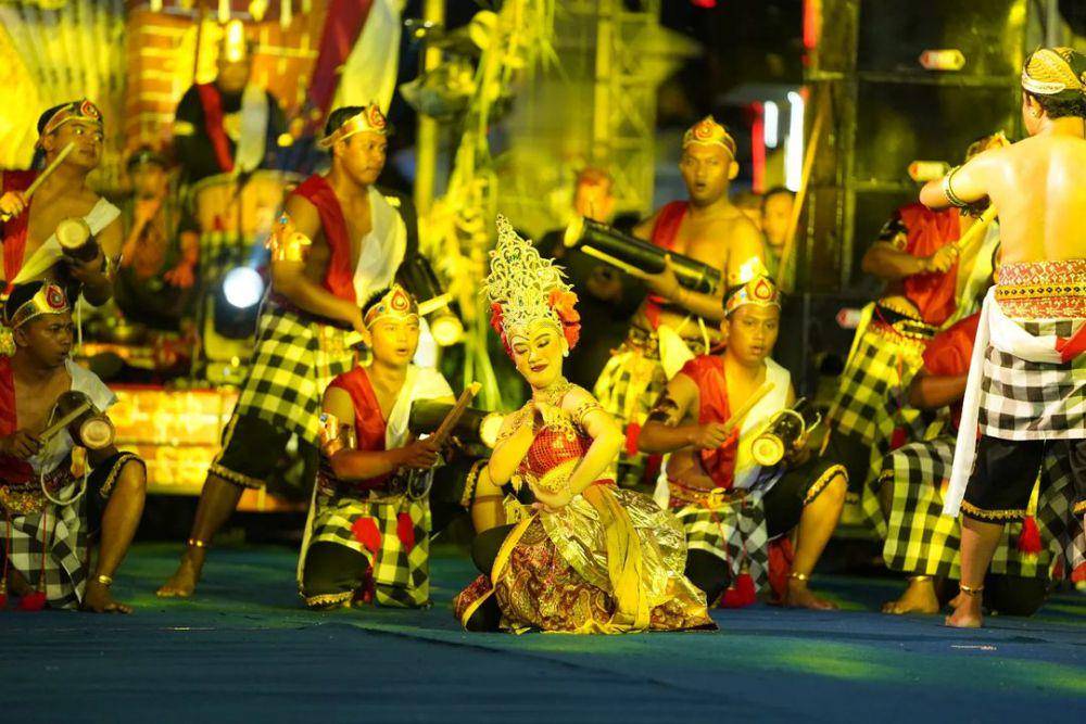 potret salah satu pertunjukan musik rontek yang diiringin dengan tarian (instagram.com/pacitanrontekfest | instagram.com/inb_indratanurbayuaji)