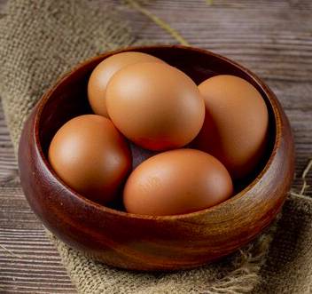 ilustrasi telur untuk membuat egg roll (freepik.com/jcomp)