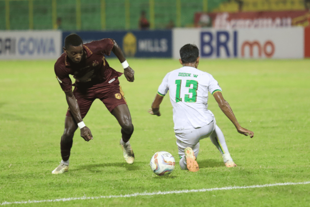 Striker PSM Makassar, Adilson da Silva (kiri), saat melewati bek Persikabo 1973 Didik Wahyu (kanan), dalam laga pekan ke-20 BRI Liga 1 2023-24 yang berlangsung di Stadion Gelora B.J. Habibie Parepare pada Kamis 23 November 2023. (Dok. Ofisial PSM Makassar/Agung Dewantara)