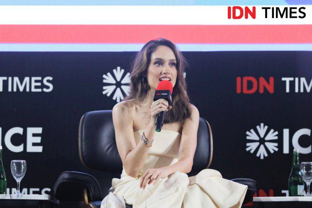 Cinta Laura Kiehl dalam acara IMGS 2023, Doing Business in This Borderless Creativity Era pada Sabtu (25/11/2023). (IDN Times/Tata Firza)