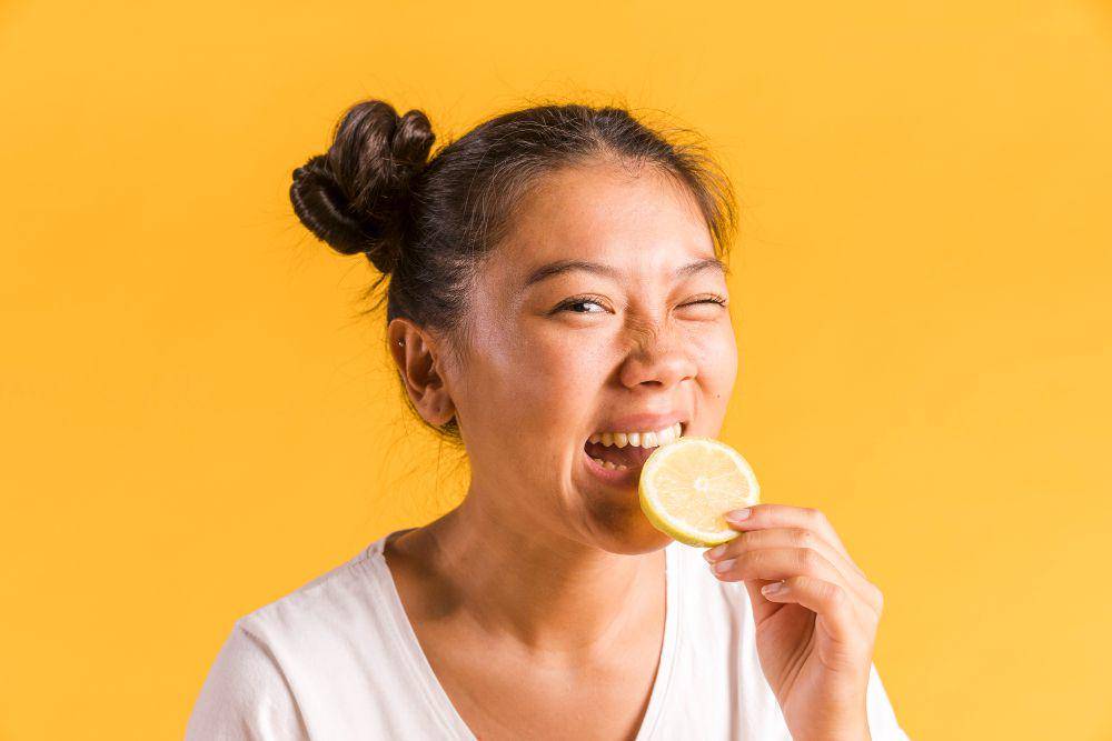 ilustrasi perempuan makan makanan asam (freepik.com/freepik)