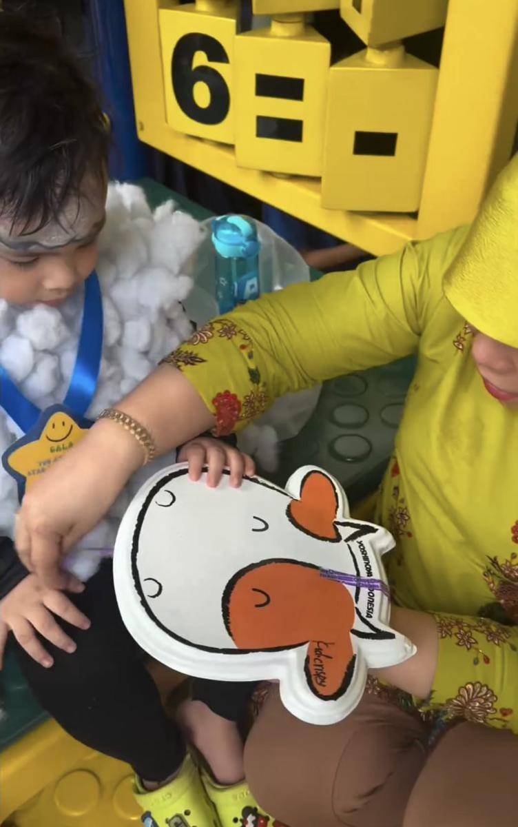 potret Gala Sky perdana tampil di pensi sekolah (Instagram.com/dewizuhriati)