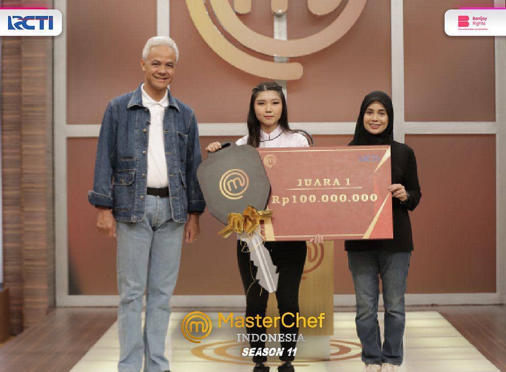 potret penyerahan hadiah MasterChef Indonesia season 11 (instagram.com/masterchefina)