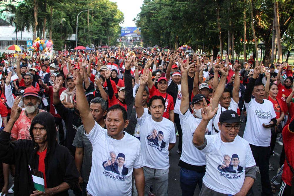 Peserta mengikuti Jalan Sehat Perjuangan yang dihadiri calon presiden nomor urut tiga Ganjar Pranowo di Makassar, Sulawesi Selatan, Minggu (26/11/2023). ANTARA FOTO/Arnas Padda/tom.