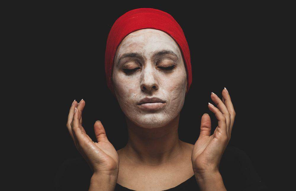 ilustrasi menggunakan masker (unsplash.com/engin akyurt)