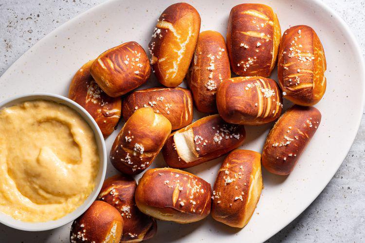 Resep Pretzel Bites dengan Saus Keju, Camilan Gurih Menggoda Lidah