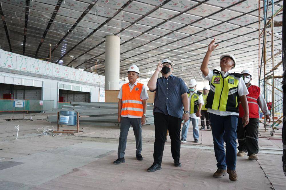 Pemerintah Kabupaten Kediri melakukan percepatan pembangunan prasarana menuju bandara. Setelah merampungkan pekerjaan Jalan PB Sudirman, pekan depan dimulai pekerjaan perluasan akses jalan di simpang empat Banyakan. (Dok. Pemkab Kediri)