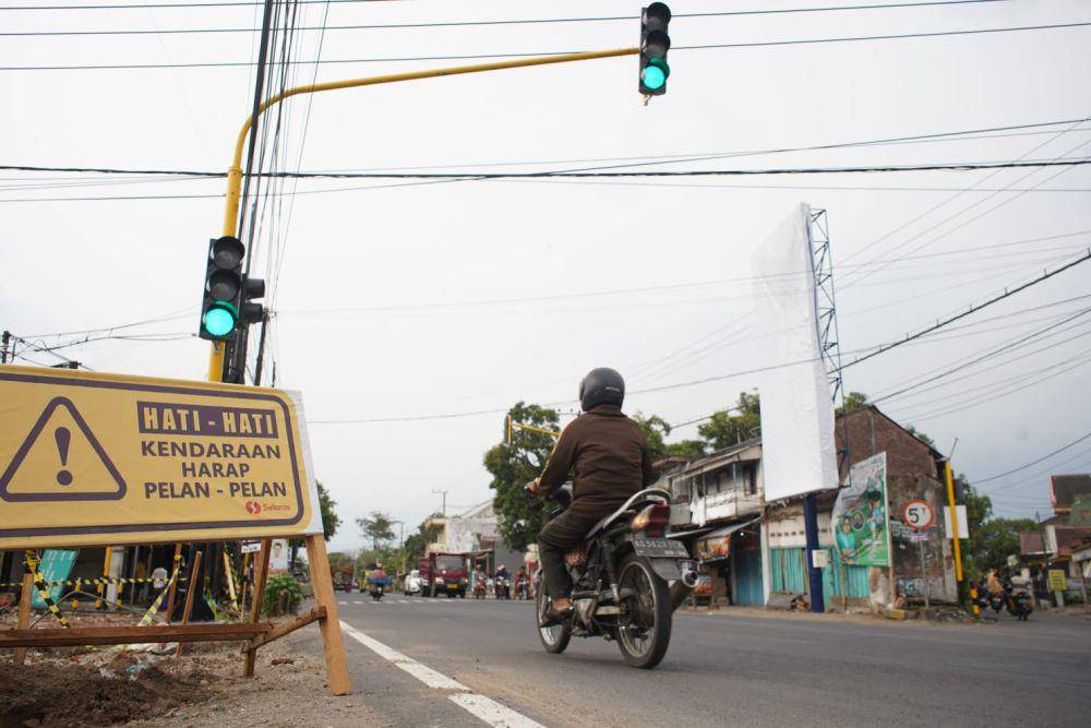 Pemerintah Kabupaten Kediri melakukan percepatan pembangunan prasarana menuju bandara. Setelah merampungkan pekerjaan Jalan PB Sudirman, pekan depan dimulai pekerjaan perluasan akses jalan di simpang empat Banyakan. (Dok. Pemkab Kediri)