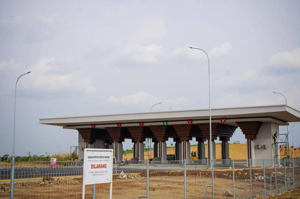 Pemerintah Kabupaten Kediri melakukan percepatan pembangunan prasarana menuju bandara. Setelah merampungkan pekerjaan Jalan PB Sudirman, pekan depan dimulai pekerjaan perluasan akses jalan di simpang empat Banyakan. (Dok. Pemkab Kediri)
