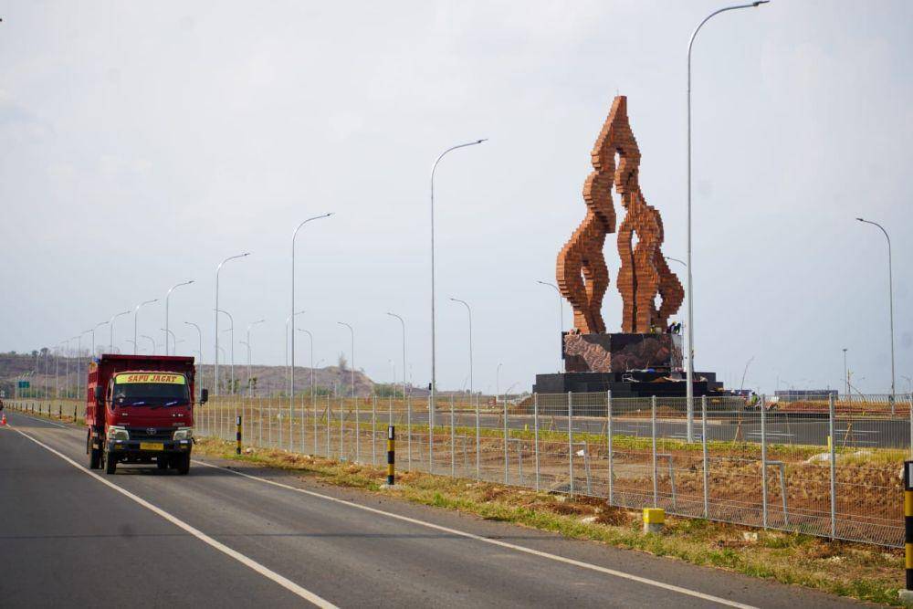 Pemerintah Kabupaten Kediri melakukan percepatan pembangunan prasarana menuju bandara. Setelah merampungkan pekerjaan Jalan PB Sudirman, pekan depan dimulai pekerjaan perluasan akses jalan di simpang empat Banyakan. (Dok. Pemkab Kediri)