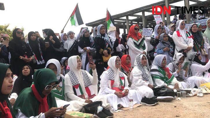 Peserta Batam Bersama Palestina saat berada di dataran Welcome To Batam, Kota Batam, Kepulauan Riau (IDN Times / Putra Gema Pamungkas)