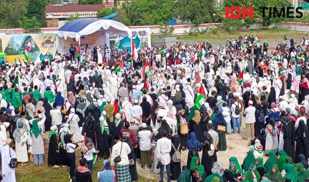 Para peserta aksi Batam Bersama Palestina di dataran Welcome To Batam, Kota Batam, Kepulauan Riau (IDN Times / Putra Gema Pamungkas)