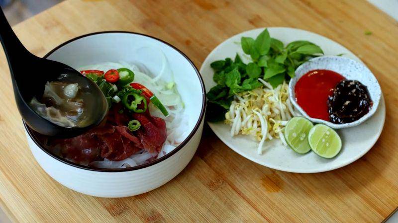gambar pho daging sapi yang sudah jadi (youtube.com/Devina Hermawan)