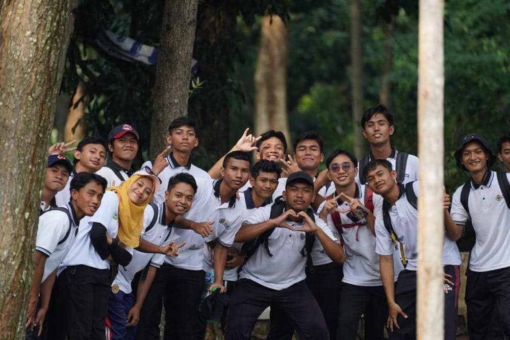 Sejumlah mahasiswa dan mahasiswi berpose dengan membuat simbol tangan berbentuk love usai mengikuti kegiatan penanaman bibit pohon yang diselenggarakan bersama pihak Djarum Foundation. (IDN Times/Dok Humas Unnes)