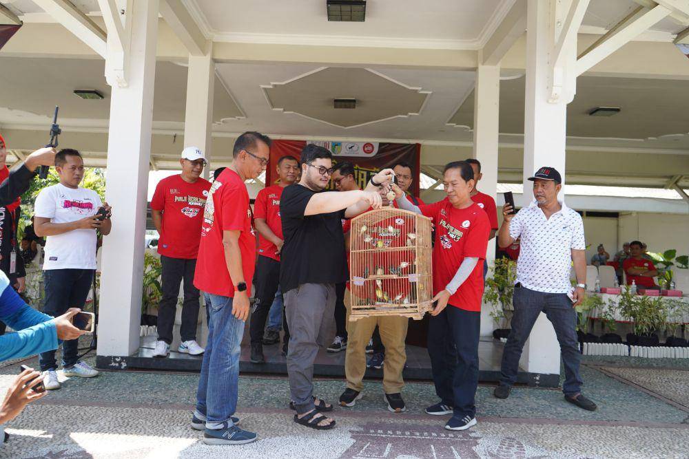 Pemerintah Kabupaten Kediri berkomitmen menjaga kelestarian satwa burung yang ada di Bumi Panjalu. Melindungi populasi burung dari ancaman kepunahan, pemerintah daerah terbuka terhadap segala bentuk masukan dari masyarakat. (Dok. Pemkab Kediri)